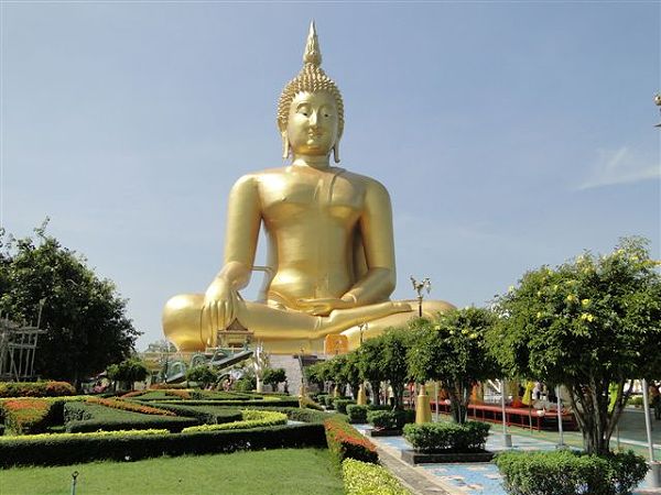 Luang-Pho-Yai-in-voller-Pracht-in-der-Anlage